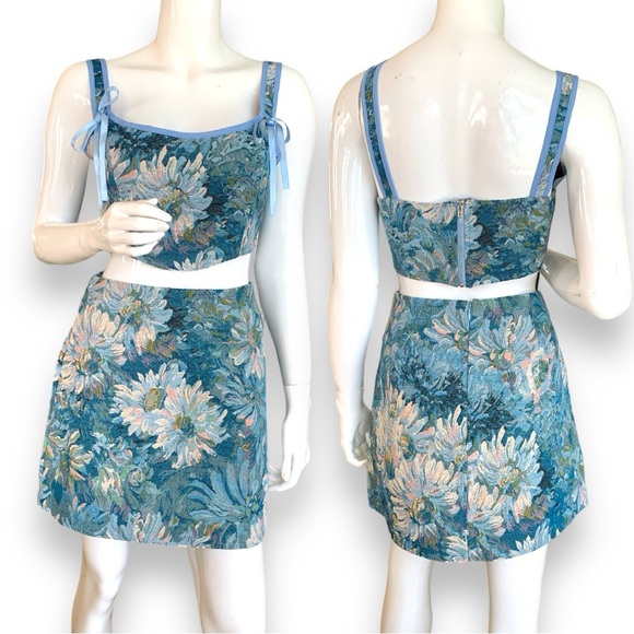 BLUE FLORAL 2 PIECE CROP TOP & MINI SKIRT. WOMEN’S SZ LARGE  NEW WITH TAGS - Picture 1 of 9